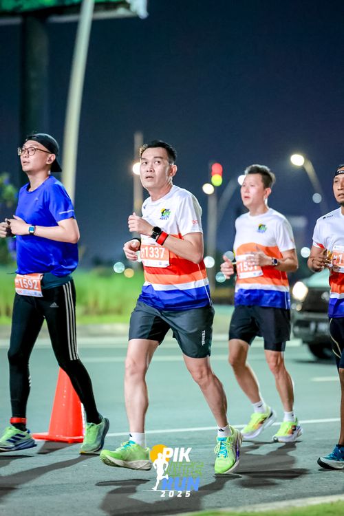 Race photo from PIK NITE RUN 2025