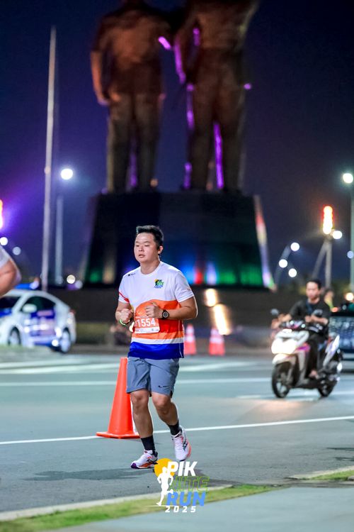 Race photo from PIK NITE RUN 2025