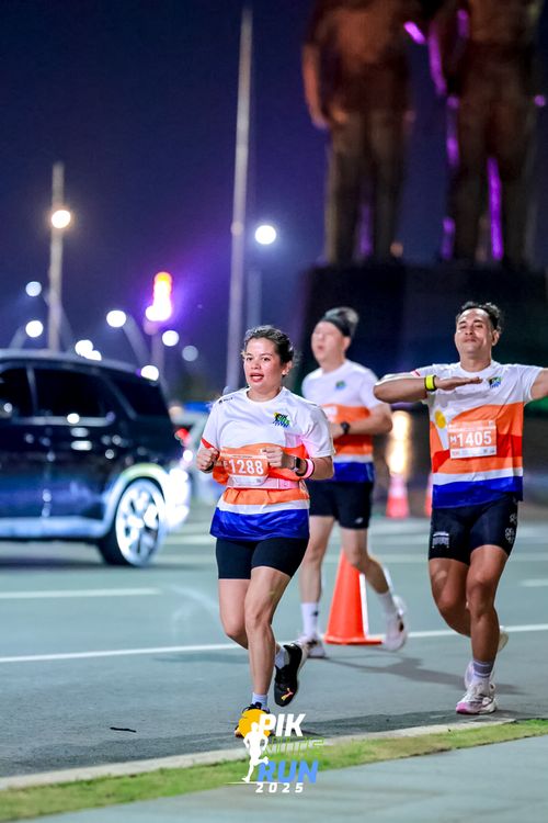 Race photo from PIK NITE RUN 2025