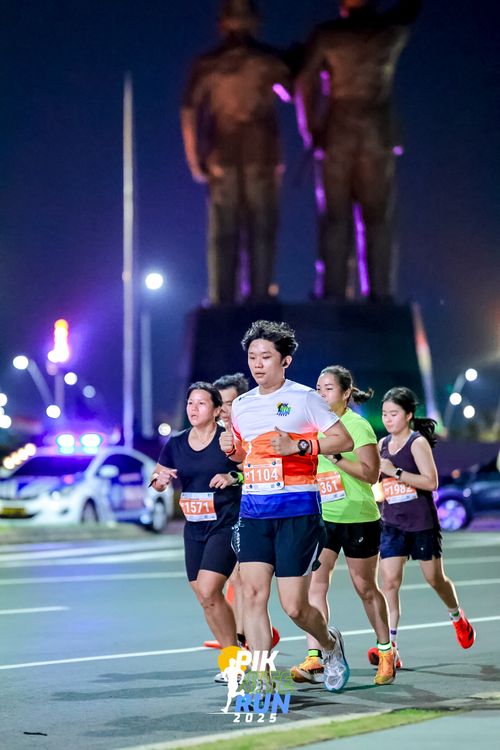 Race photo from PIK NITE RUN 2025