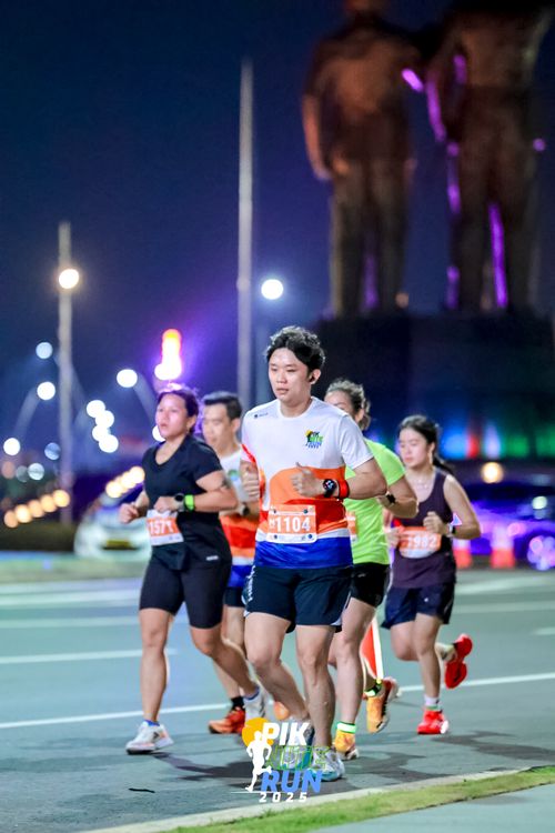 Race photo from PIK NITE RUN 2025