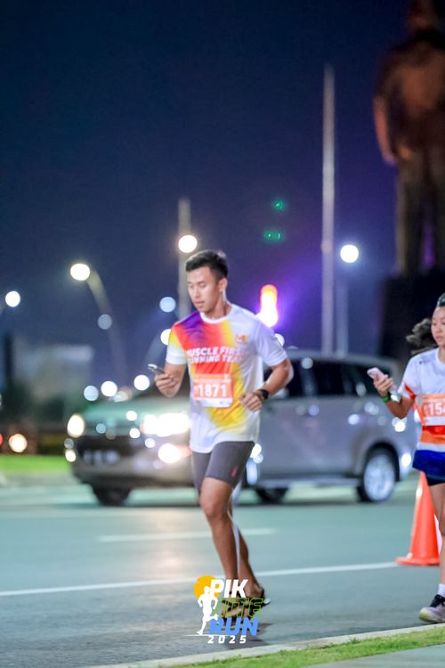 Race photo from PIK NITE RUN 2025