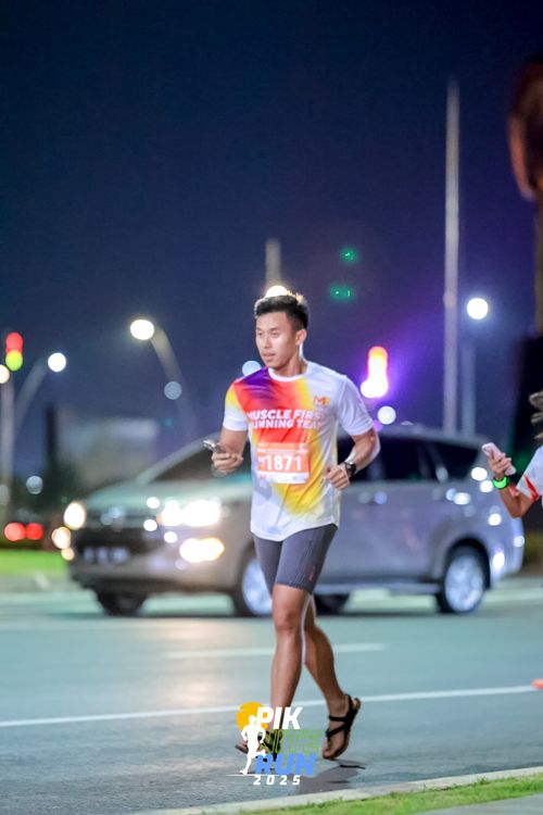 Race photo from PIK NITE RUN 2025