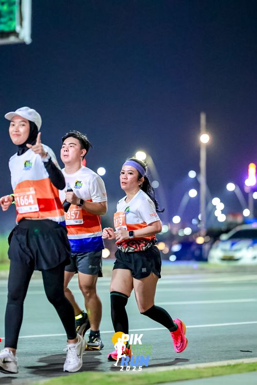 Race photo from PIK NITE RUN 2025