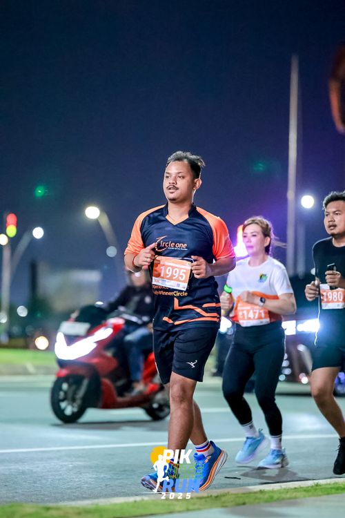 Race photo from PIK NITE RUN 2025