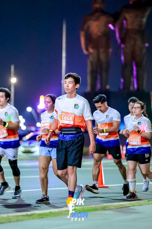 Race photo from PIK NITE RUN 2025