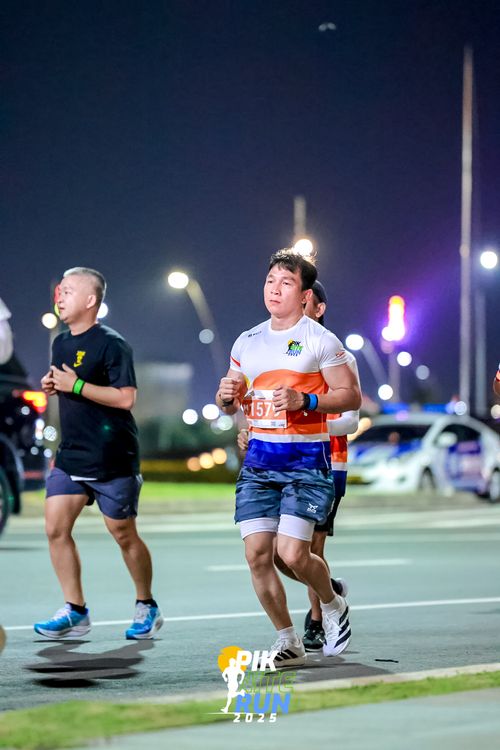 Race photo from PIK NITE RUN 2025