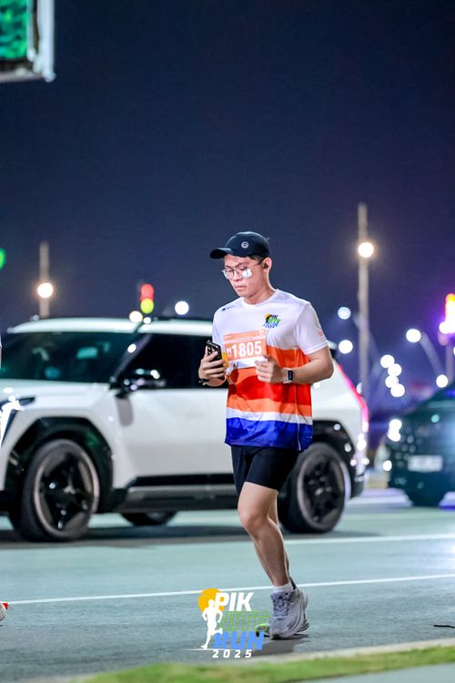 Race photo from PIK NITE RUN 2025