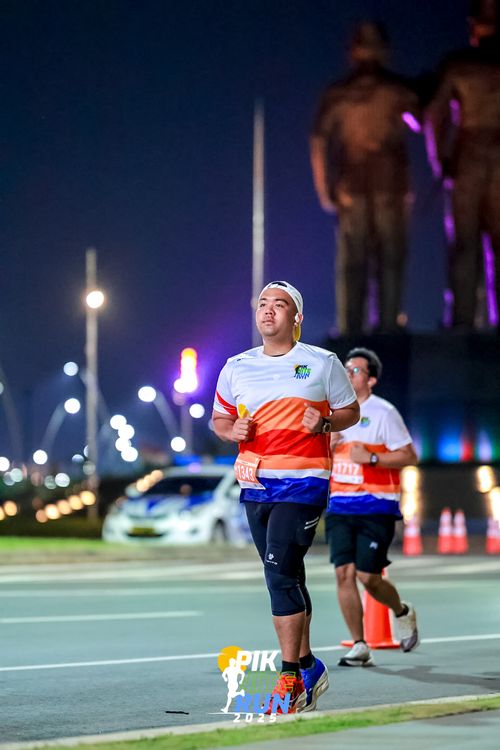 Race photo from PIK NITE RUN 2025