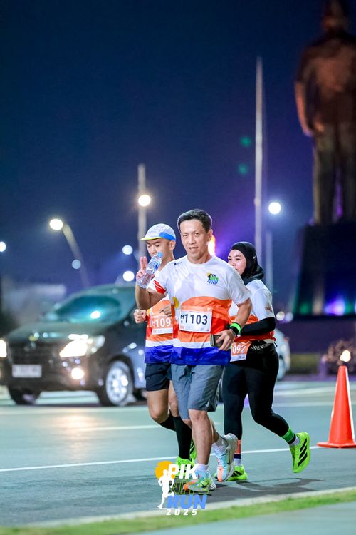 Race photo from PIK NITE RUN 2025