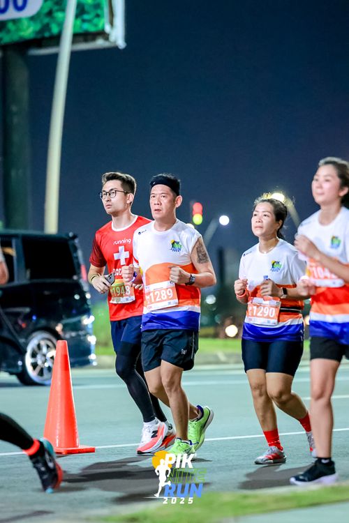 Race photo from PIK NITE RUN 2025