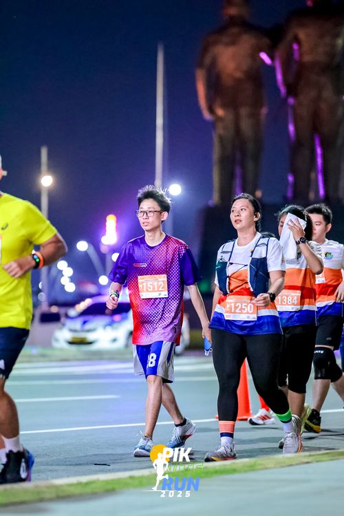 Race photo from PIK NITE RUN 2025
