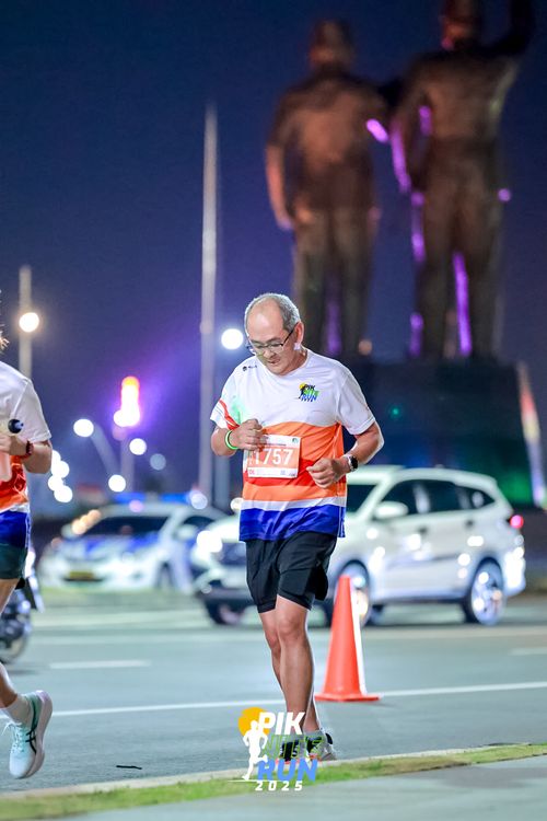 Race photo from PIK NITE RUN 2025
