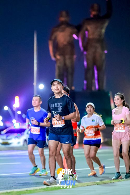 Race photo from PIK NITE RUN 2025