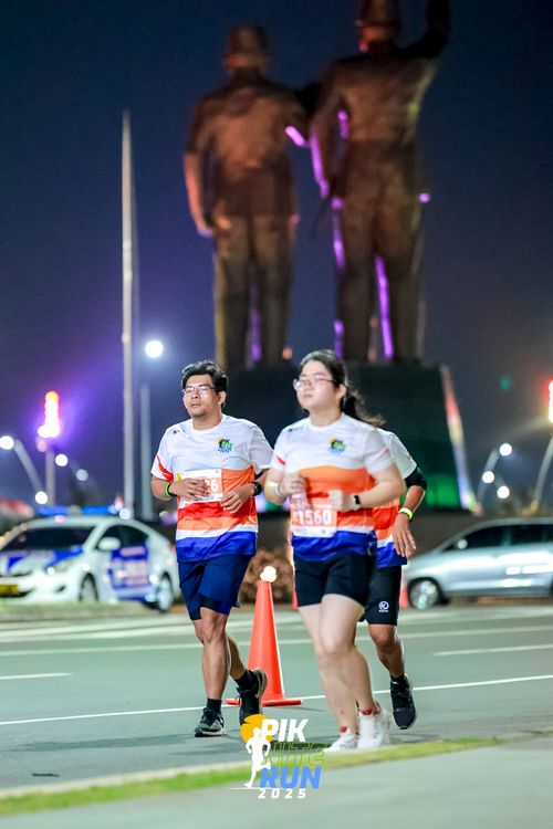 Race photo from PIK NITE RUN 2025