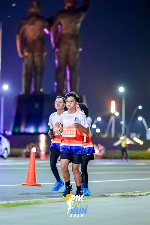 Race photo from PIK NITE RUN 2025