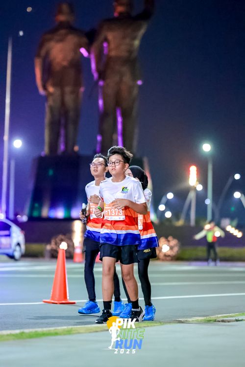 Race photo from PIK NITE RUN 2025