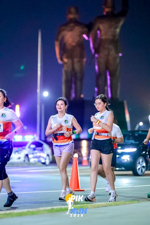 Race photo from PIK NITE RUN 2025