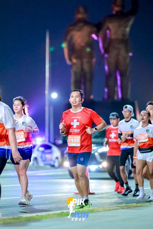Race photo from PIK NITE RUN 2025