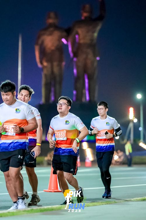 Race photo from PIK NITE RUN 2025