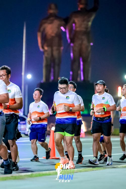 Race photo from PIK NITE RUN 2025