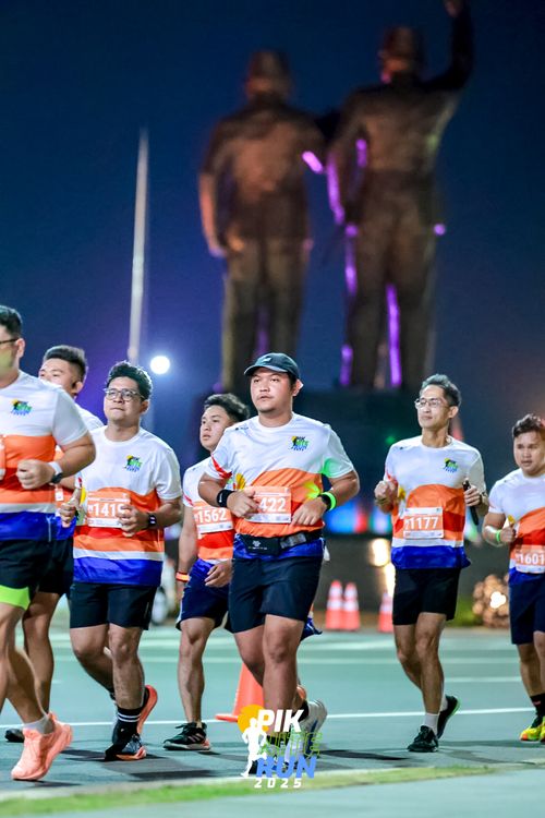 Race photo from PIK NITE RUN 2025