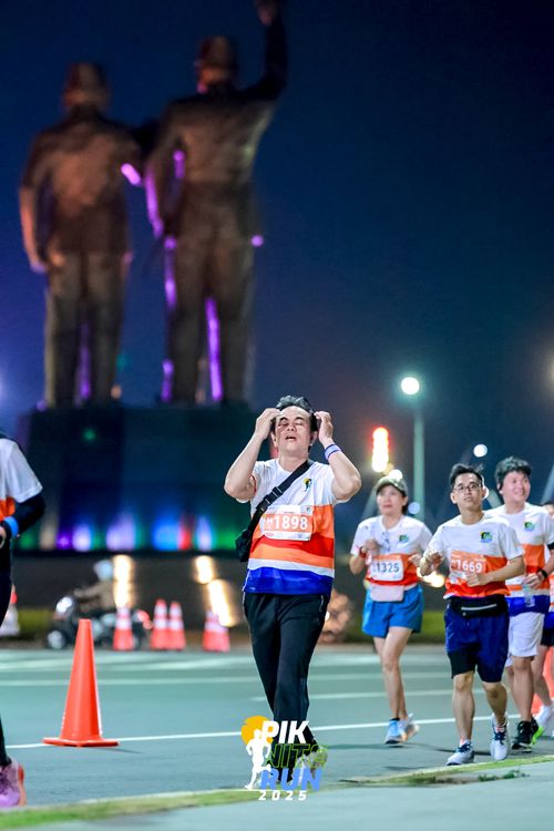 Race photo from PIK NITE RUN 2025