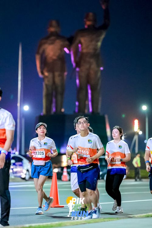 Race photo from PIK NITE RUN 2025