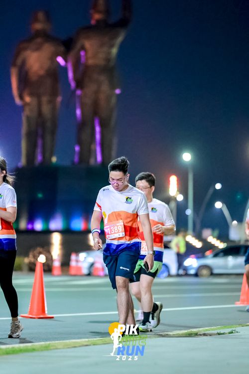 Race photo from PIK NITE RUN 2025