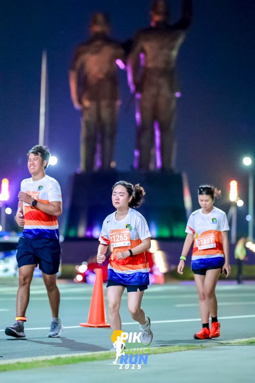 Race photo from PIK NITE RUN 2025