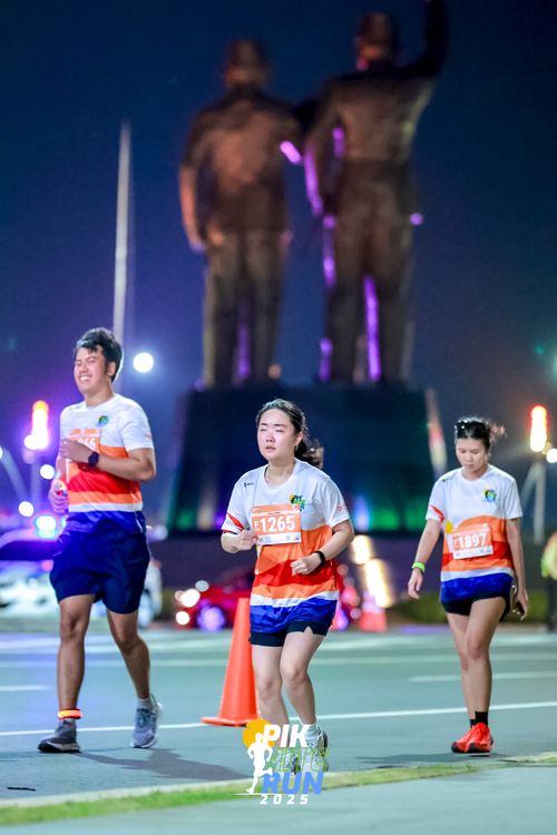 Race photo from PIK NITE RUN 2025