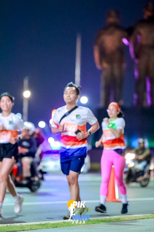 Race photo from PIK NITE RUN 2025