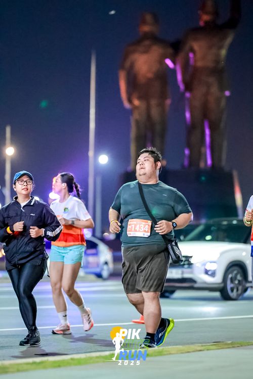 Race photo from PIK NITE RUN 2025