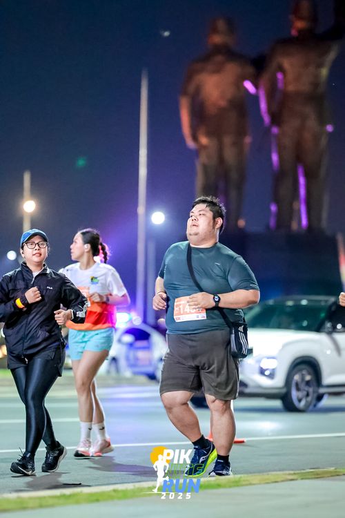 Race photo from PIK NITE RUN 2025