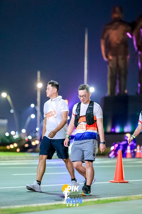 Race photo from PIK NITE RUN 2025
