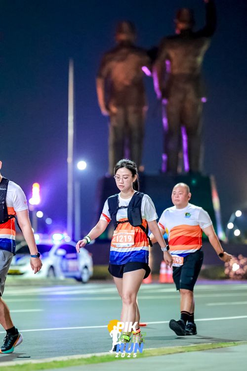Race photo from PIK NITE RUN 2025