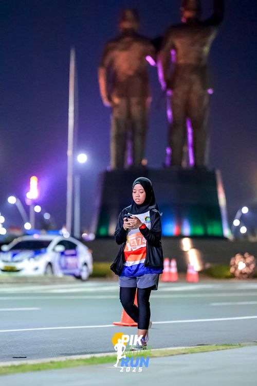 Race photo from PIK NITE RUN 2025