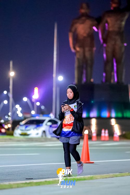 Race photo from PIK NITE RUN 2025