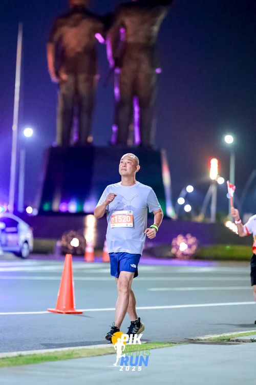Race photo from PIK NITE RUN 2025