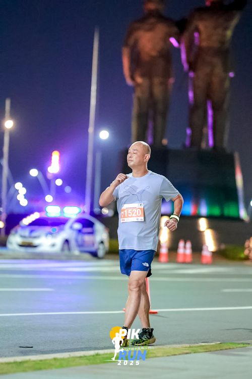 Race photo from PIK NITE RUN 2025
