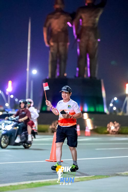 Race photo from PIK NITE RUN 2025