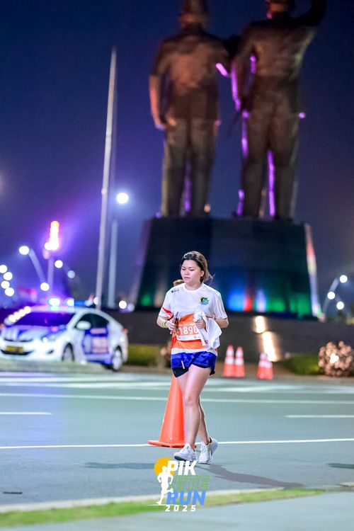 Race photo from PIK NITE RUN 2025