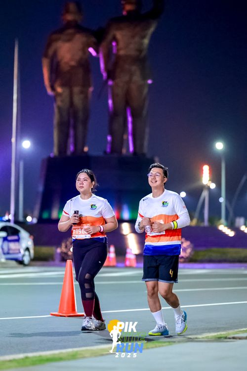Race photo from PIK NITE RUN 2025