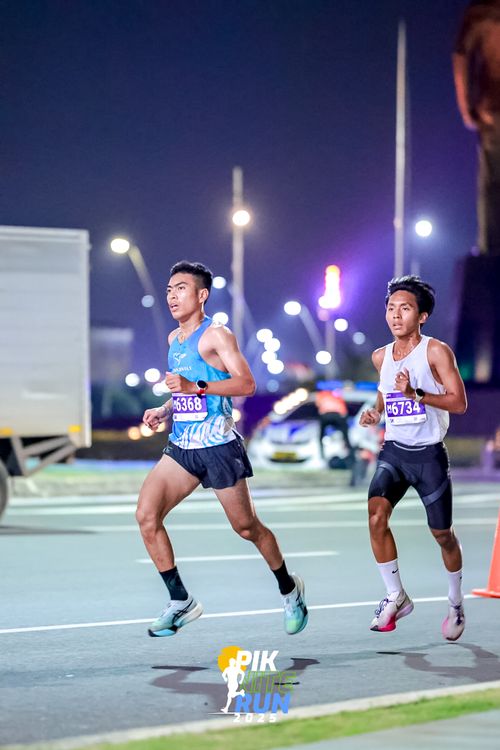 Race photo from PIK NITE RUN 2025