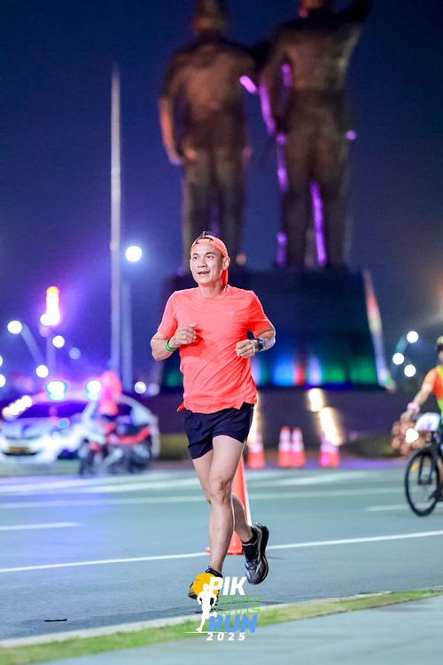 Race photo from PIK NITE RUN 2025