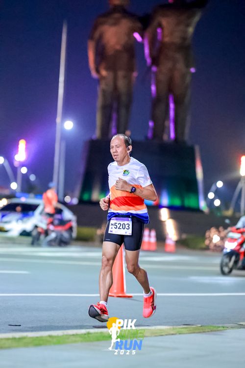 Race photo from PIK NITE RUN 2025