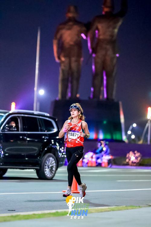 Race photo from PIK NITE RUN 2025