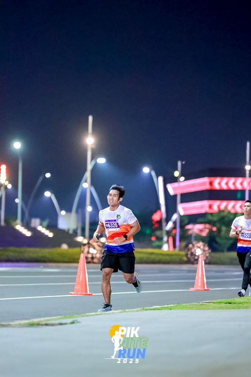Race photo from PIK NITE RUN 2025