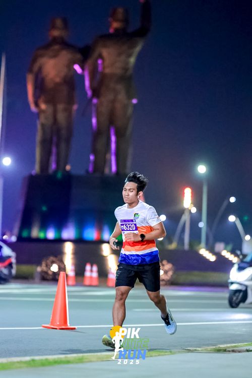 Race photo from PIK NITE RUN 2025