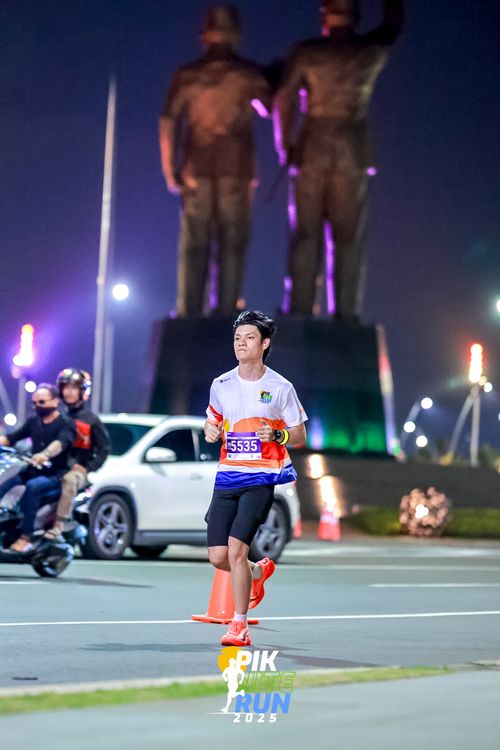 Race photo from PIK NITE RUN 2025